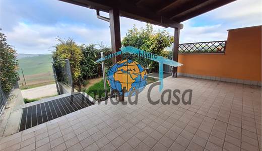 PORZIONE DI CASA CON INGRESSO INDIPENDENTE E GIARDINO
